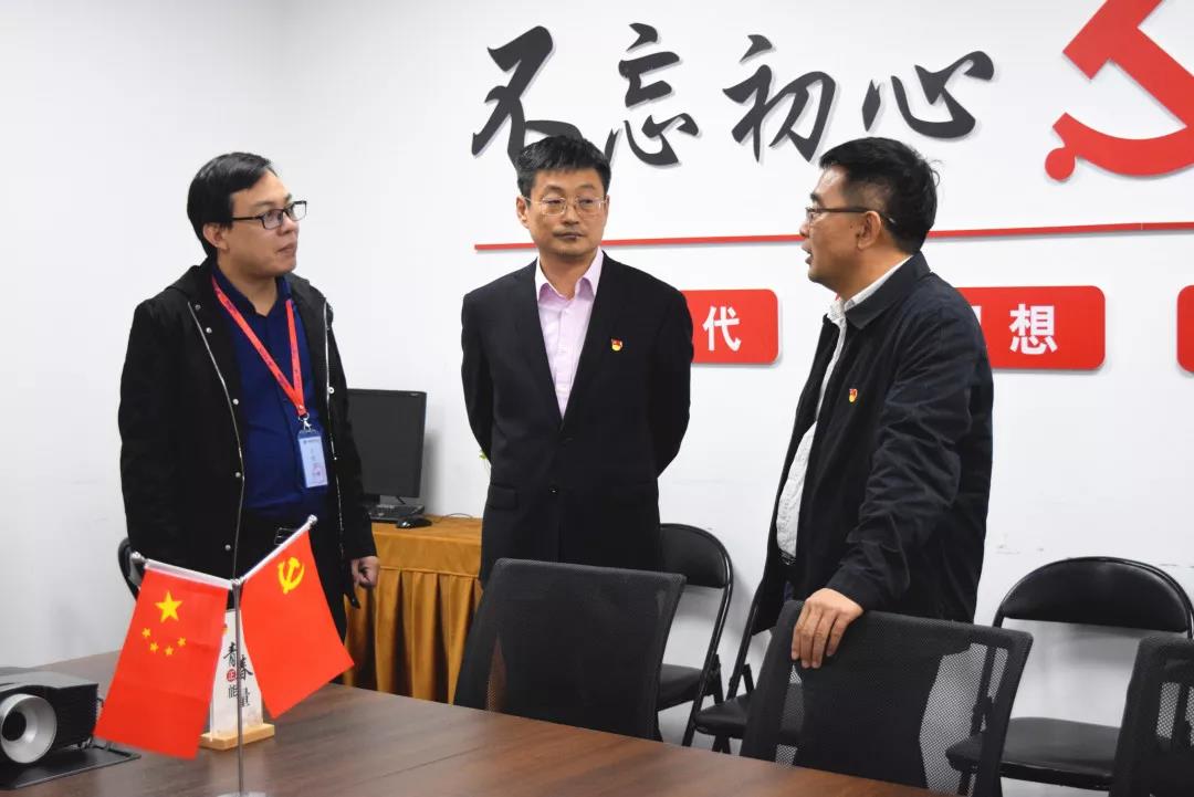 中共安陽(yáng)市委網(wǎng)信辦主任路玉軍、副主任王曉萌等一行人蒞臨安陽(yáng)青峰網(wǎng)絡(luò)指導(dǎo)工作